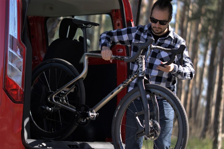 The Urwahn Acros features a unique frame design in the back, and a Lauf leaf-spring suspension fork in the front