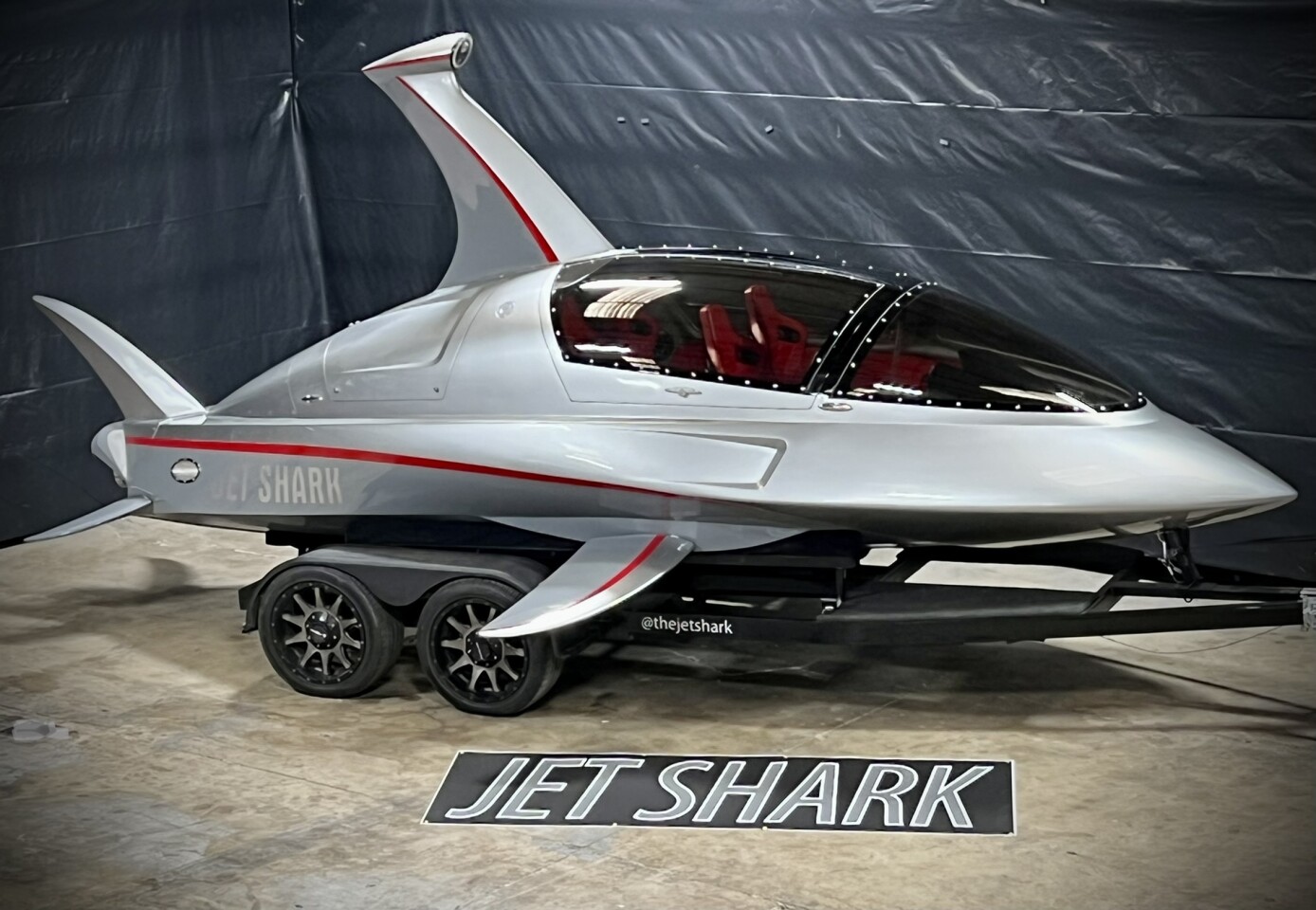 Jet Shark Q's body is primarily made of fiberglass, with carbon fiber used for critical parts