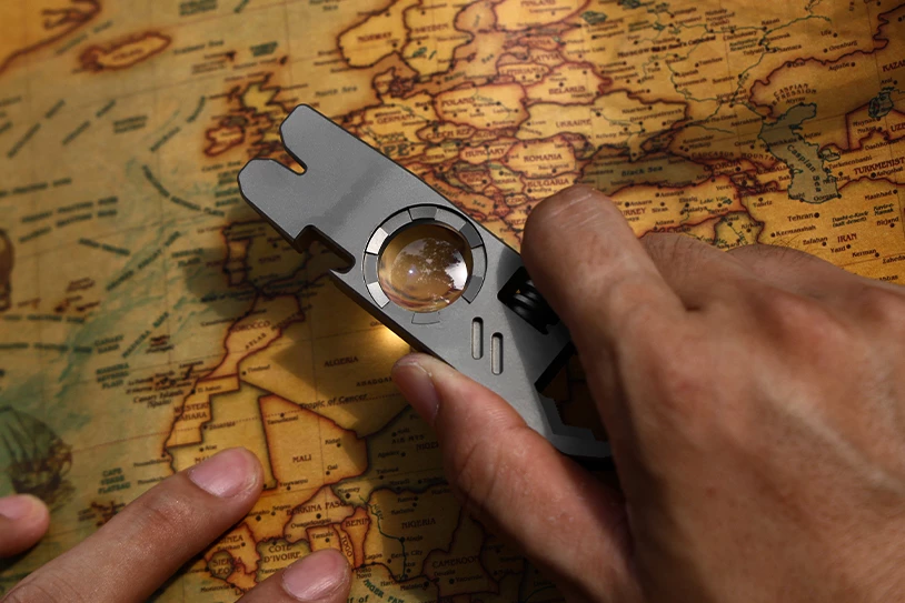 The loupe core in magnifying action