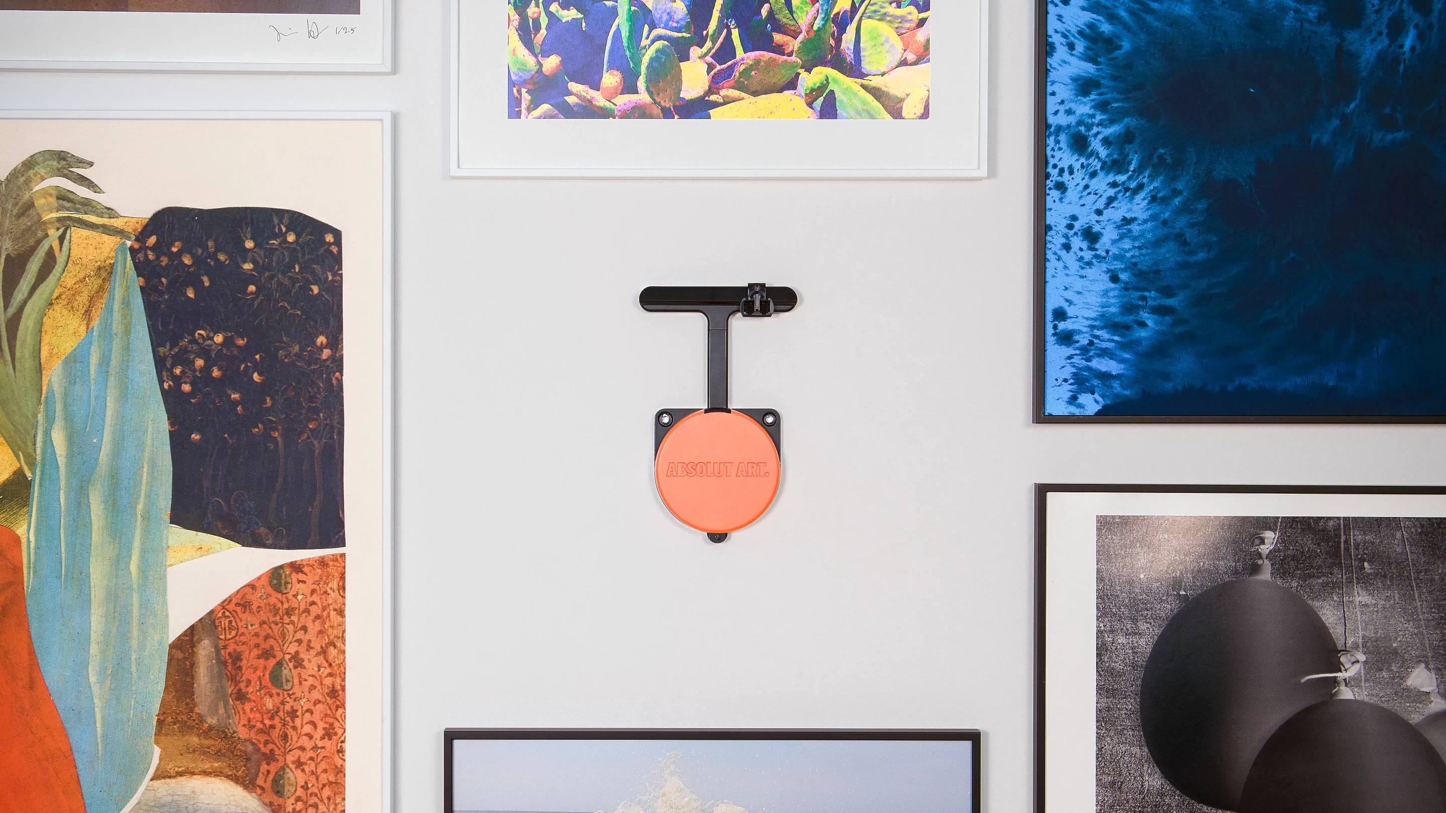 Stick this to your wall, click your art in place, adjust, then let go to level. That's the promise of the Absolut Hangsmart