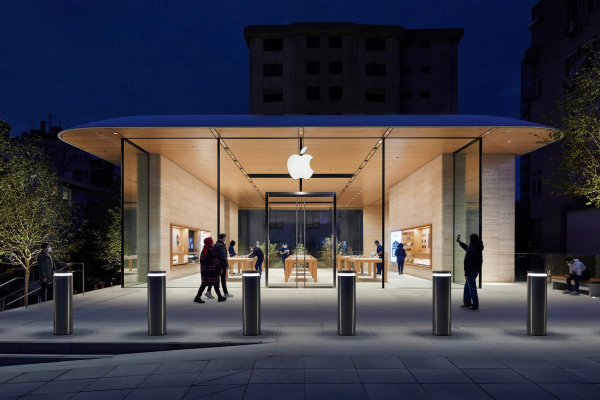 Apple Bağdat Caddesi is located in Istanbul and is the latest in a long line of collaborations between Apple and British architecture firm Foster + Partners