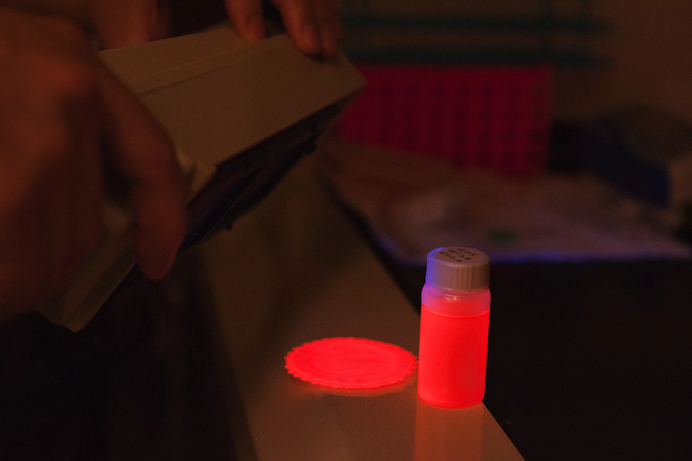 LumiSands researchers use a black light to show the photo-luminescence of their silicon nanoparticles