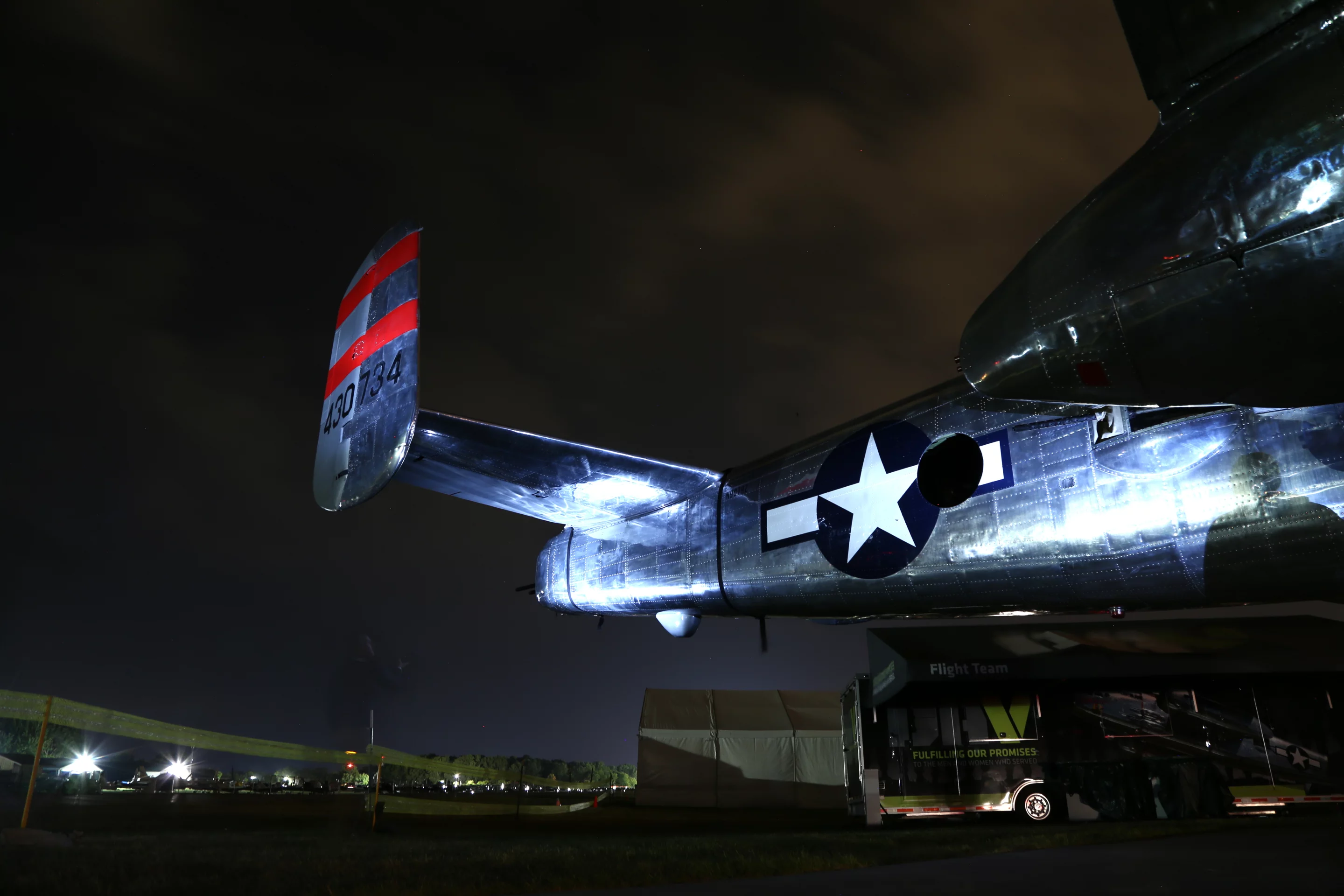 B-25's signature twin tail (Photo: Angus MacKenzie/Gizmag.com)
