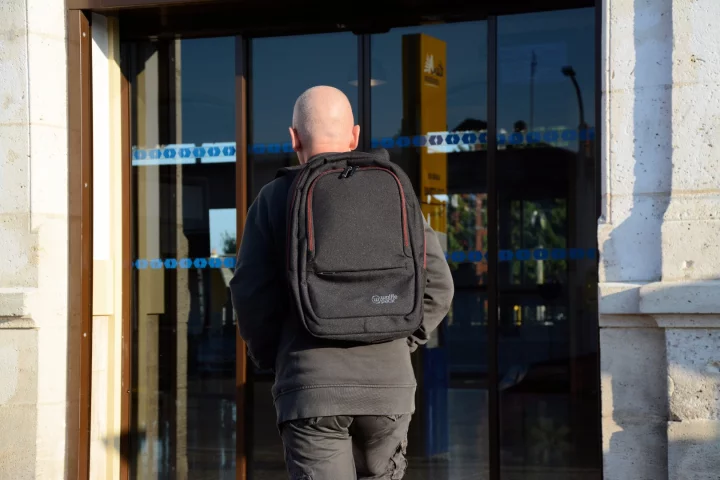 Gizmag goes commuting with the Wolffepack Metro orbital backpack