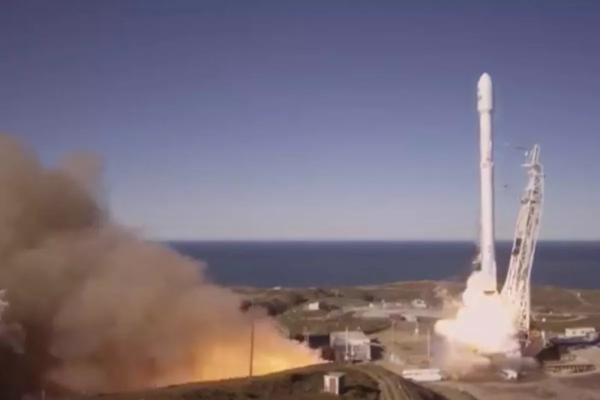 Iridium-1 marks the Falcon 9 booster's return to commercial sercvice