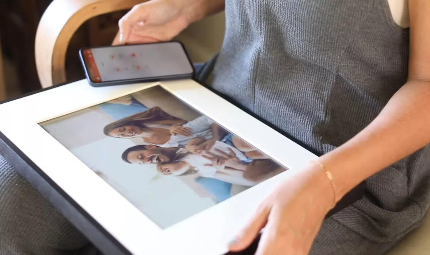 The Reflection Frame doesn't rely on Wi-Fi or cloud services to refresh its screen image, photos or art from a smartphone are loaded in over Bluetooth via a NFC tap