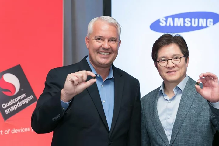 Qualcomm's Keith Kressin and Samsung's Ben Suh show off the 10-nanometer Snapdragon 835 in New York