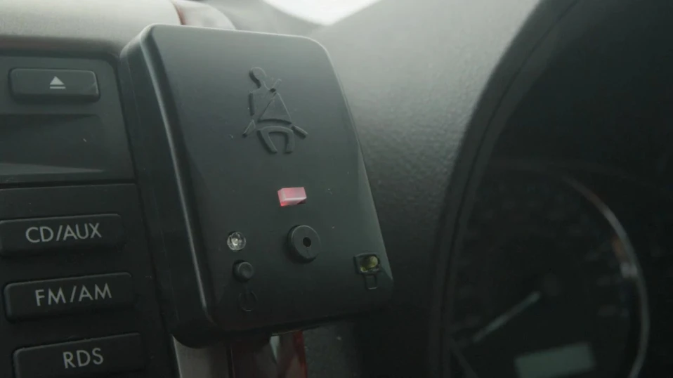 The buckle me up dash module flashes and beeps if children unbuckle while the parent is driving