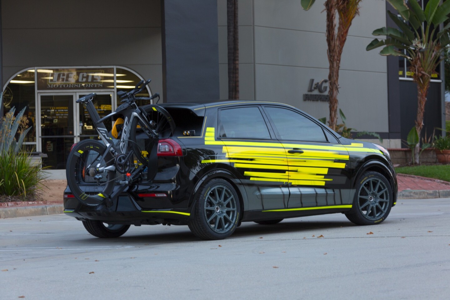 Kia and LGE-CTS Motorsports give the Niro Triathlon a Felt IA 2 bike