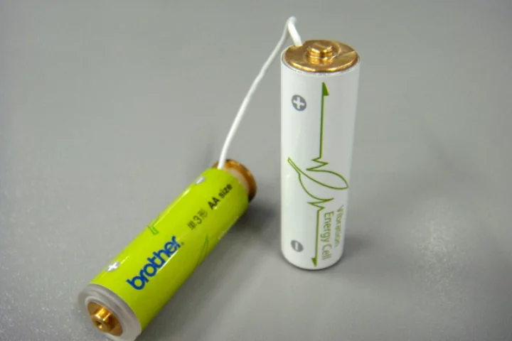 Brother's AA-size Vibration Energy Cell battery prototype whose generator and rechargeable battery are installed in two different cases (Image: Tech-On)