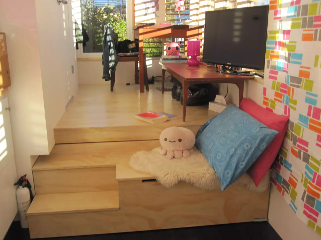 The main living area is separated into two levels with a couple of steps (Photo: Isabella Mori)