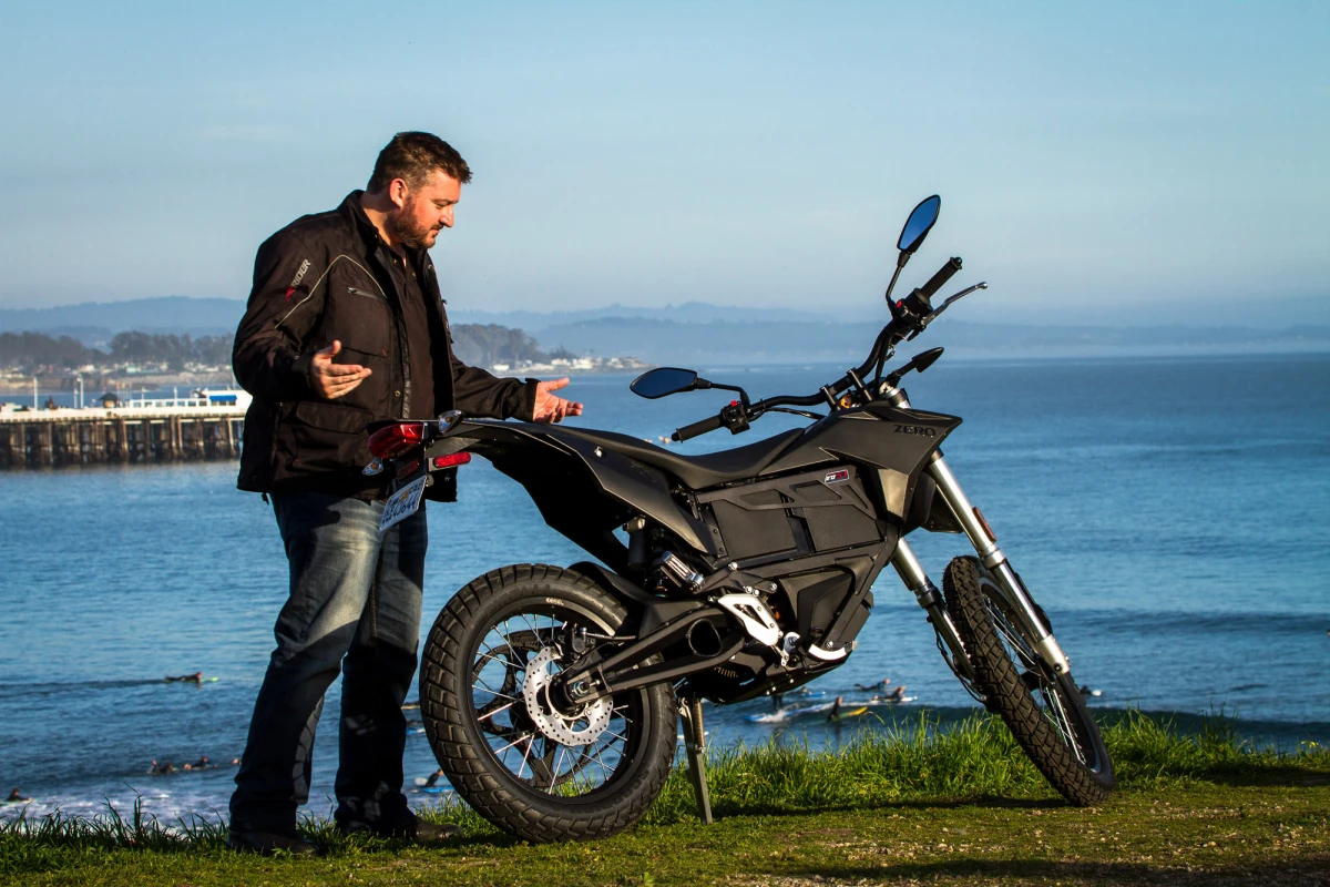 Loz with the 2015 Zero FX by the cliffs of Santa Cruz (Photo: Andrew Wheeler/AutoMotoPhoto.com)