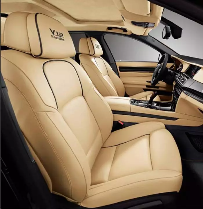 Interior of the “V-12 25 Years Edition” 760Li (Image: BMW)