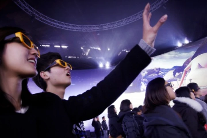 Visitors to the Live Park 4D World Tour wear RFID wristbands that allow the displays to identify them, while Kinect sensors detect their movements, voices, and faces