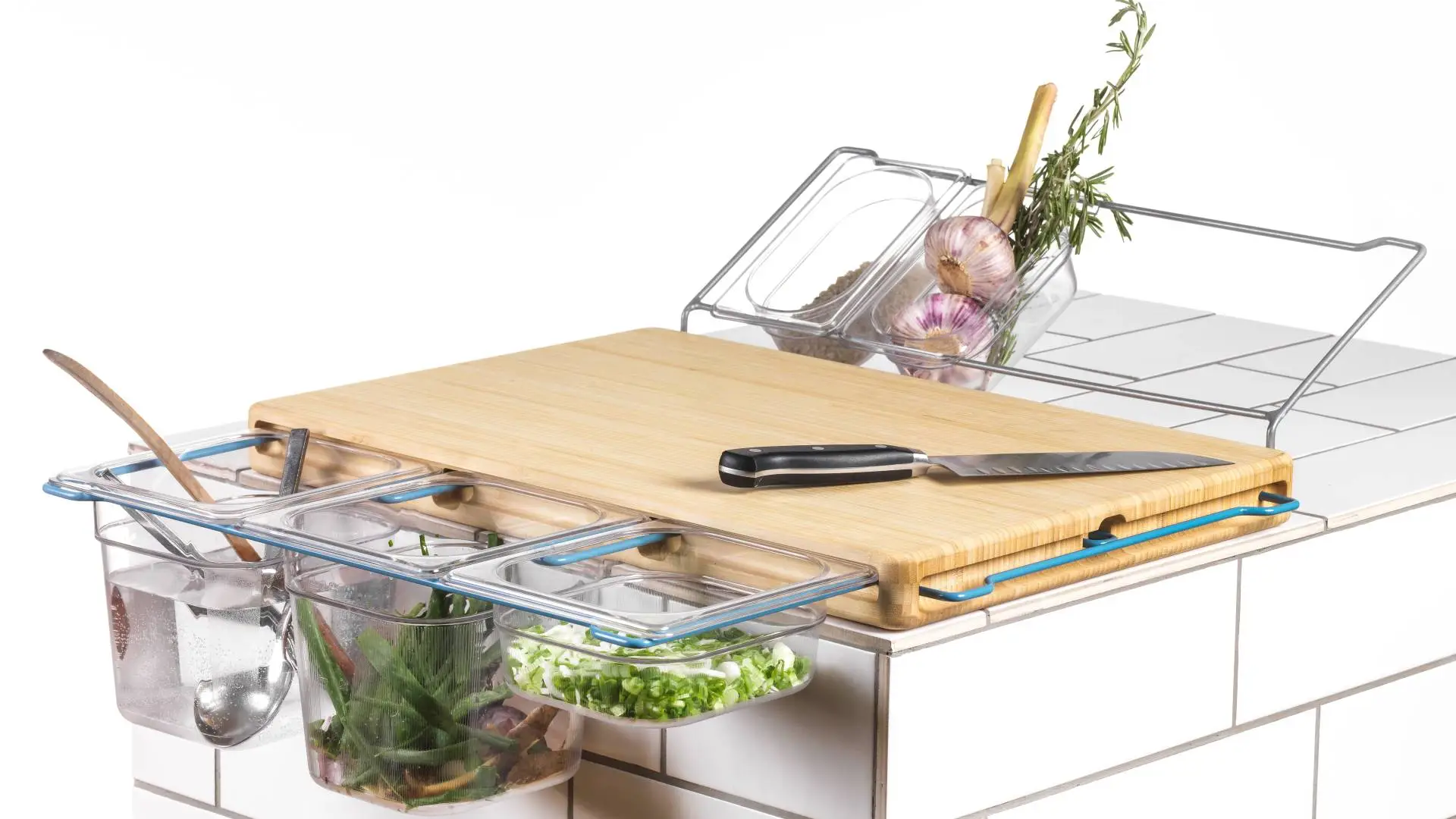 The Frankfurter Brett has extensible brackets into which Gastronorm containers can be slotted