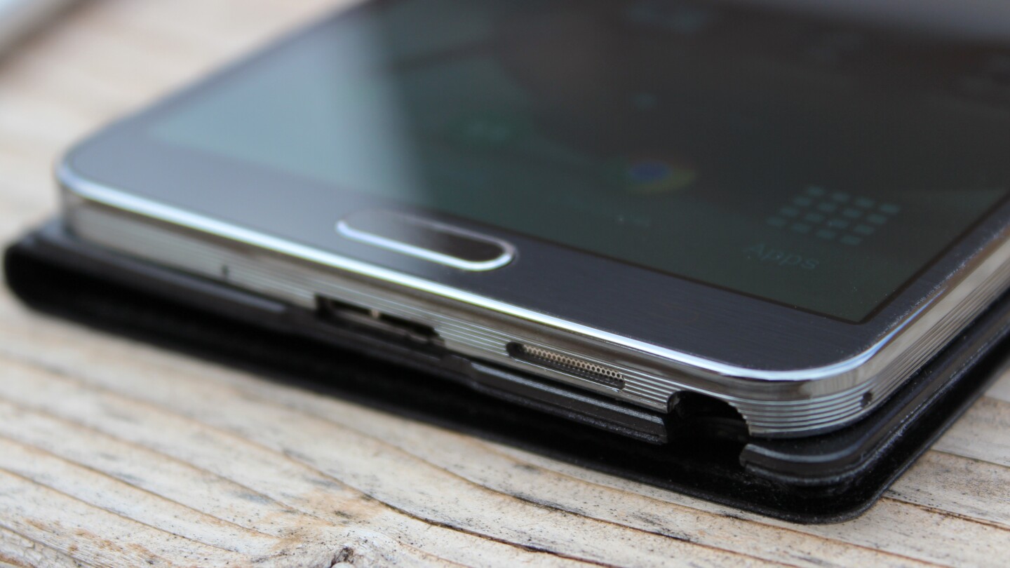 Bottom of the Note 3 (Photo: Will Shanklin/Gizmag.com)