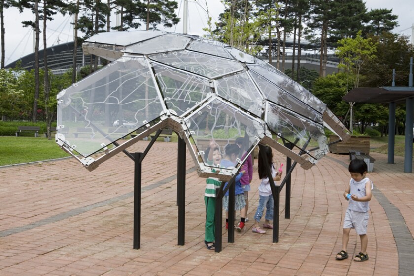 Youngsters reaching out for information about air quality in Seoul's Peace Park