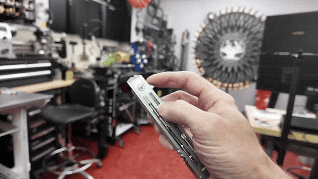The Smith Blade makes a satisfying clicky sound as it opens