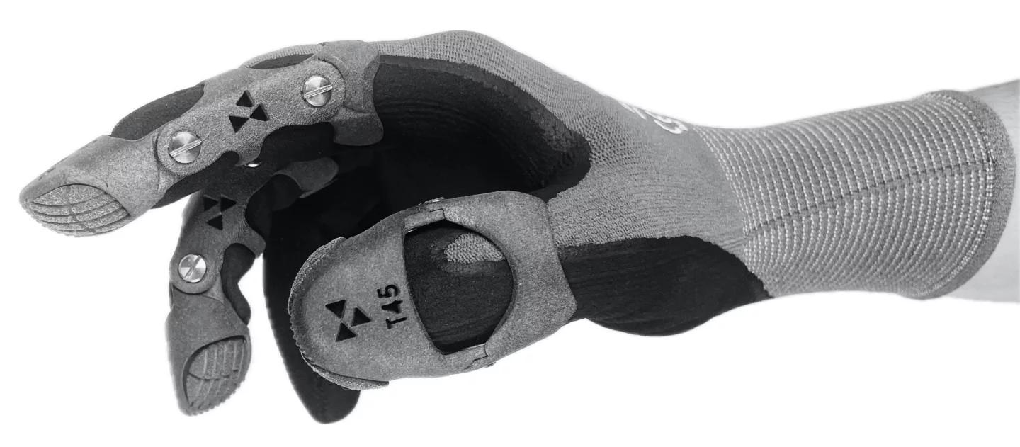 Each Artus exoskeleton weighs 6 to 12 grams, depending on which finger it's made for