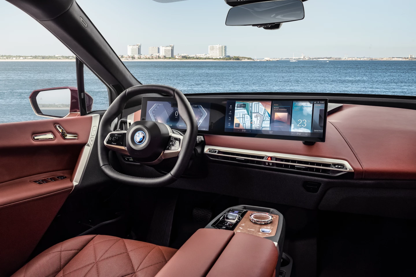 Instead of two separate screens, as on the iNext concept, BMW combines the instrument panel and infotainment display into a single curved display