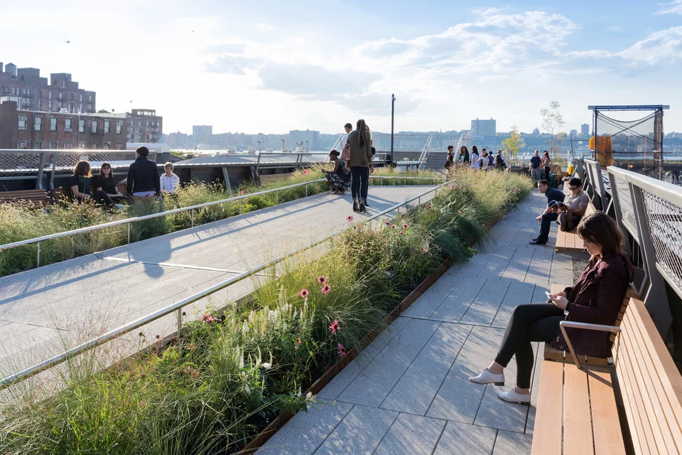 High Line at the Rail Yards features familiar elements from other parts of the park such as the "peel-up" benches, viewing spots and pathways (Photo: Iwan Baan)