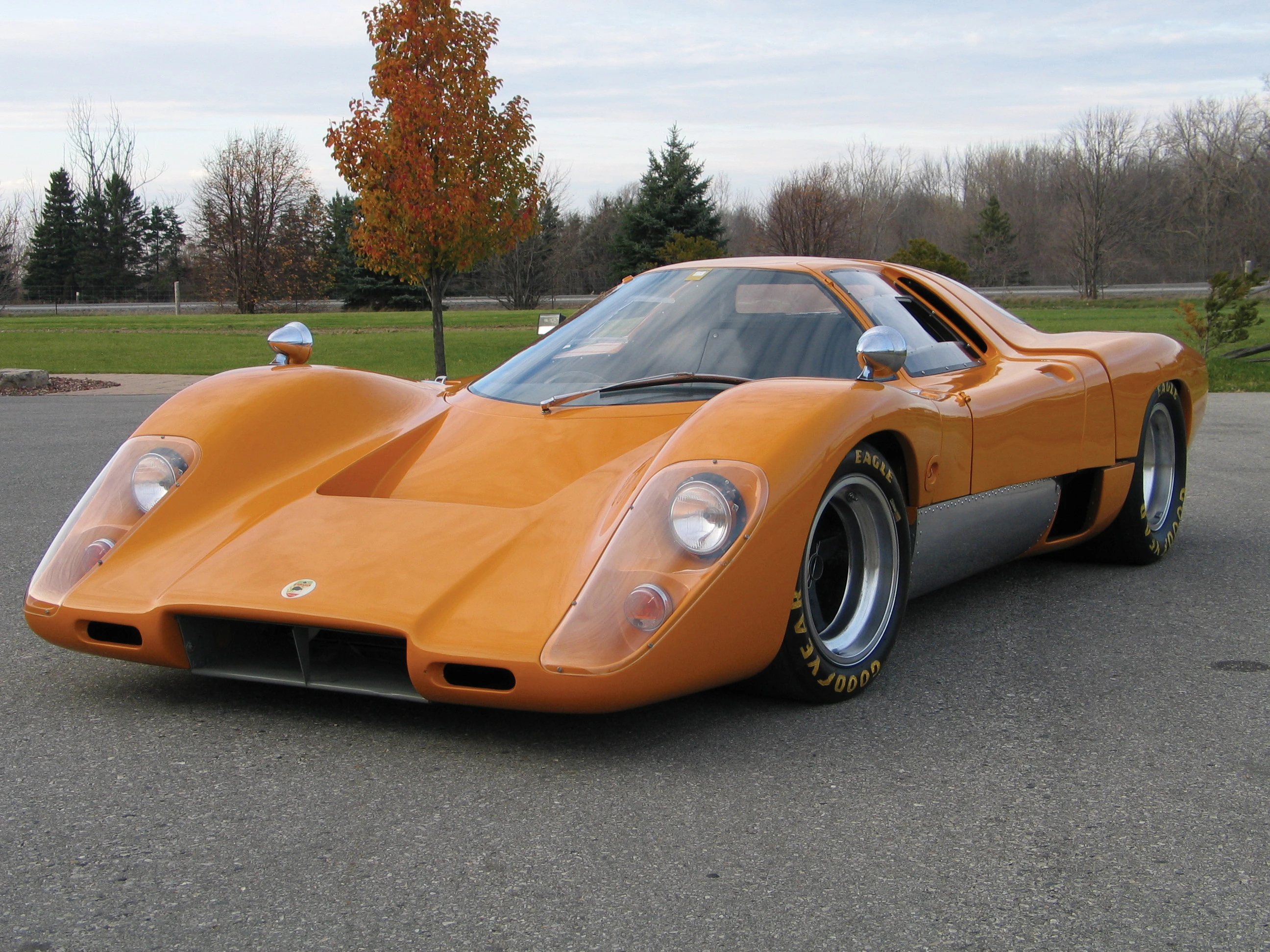 M6GT LeMans-styled body weighed only 725 kg (1600 lb) was composed of polyester resin and covered a full aluminum alloy monocoque tub laid out over steel bulkheads