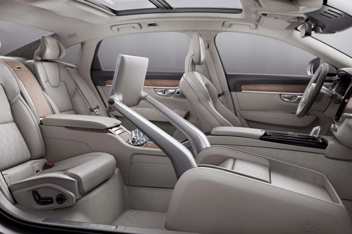 The front passenger seat in the S90 Excellence is replaced by a multi-mode space that allows backseat executives to work, rest or play in style