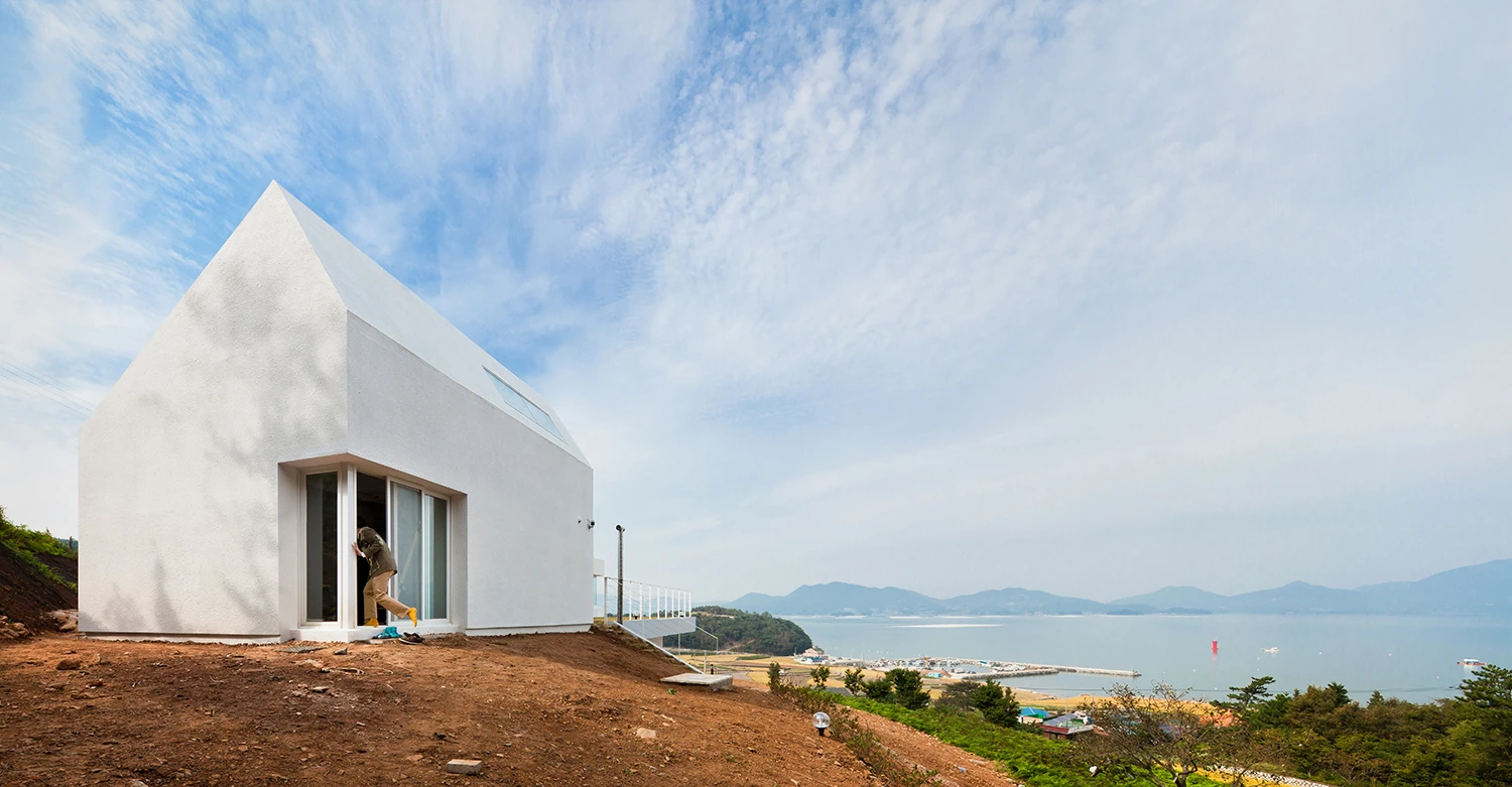 That insulation topped the hierarchy of properties precluded shingle or panel exterior surface finishing (Photo: Kyungsub Shin)