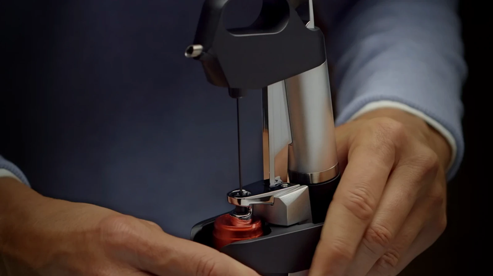 The Coarvin 1000 inserts a needle through the capsule and cork
