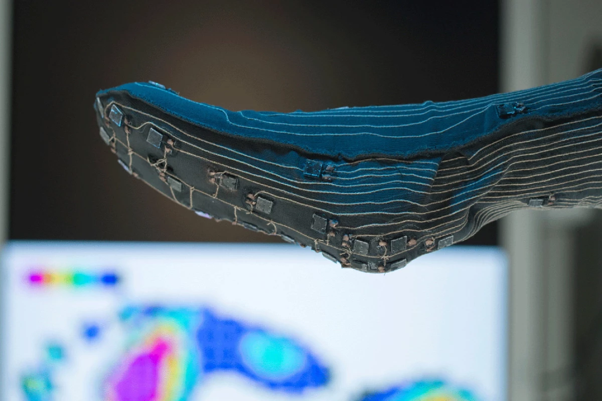 One of the prototype pressure-monitoring socks (Photo: Fraunhofer)