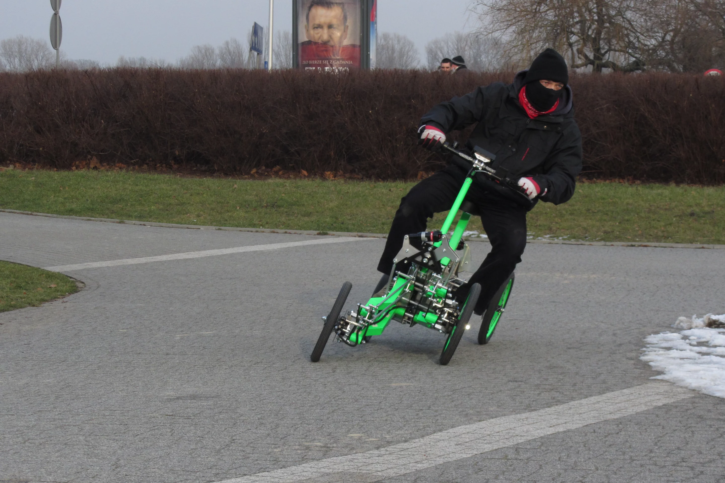 The EV4 can reach a top speed of 40 km/h (25 mph)