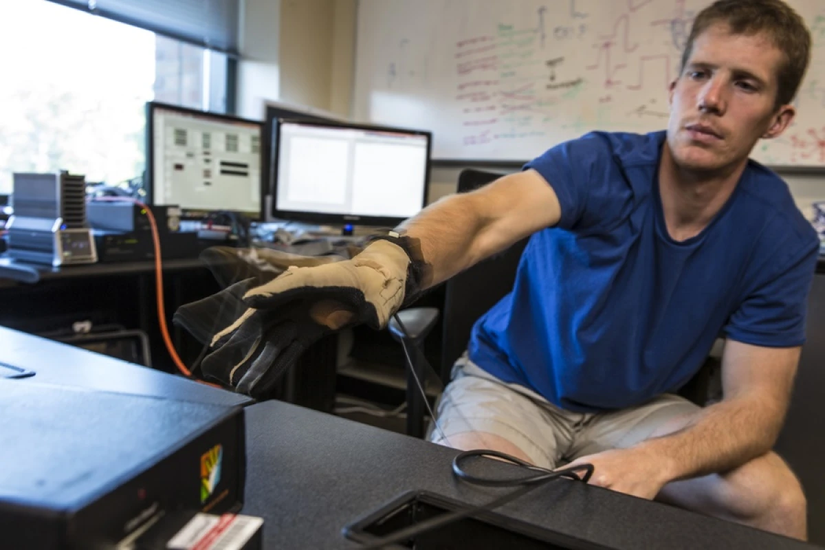 Testing the cyber glove used to track hand joint angles and finger motions