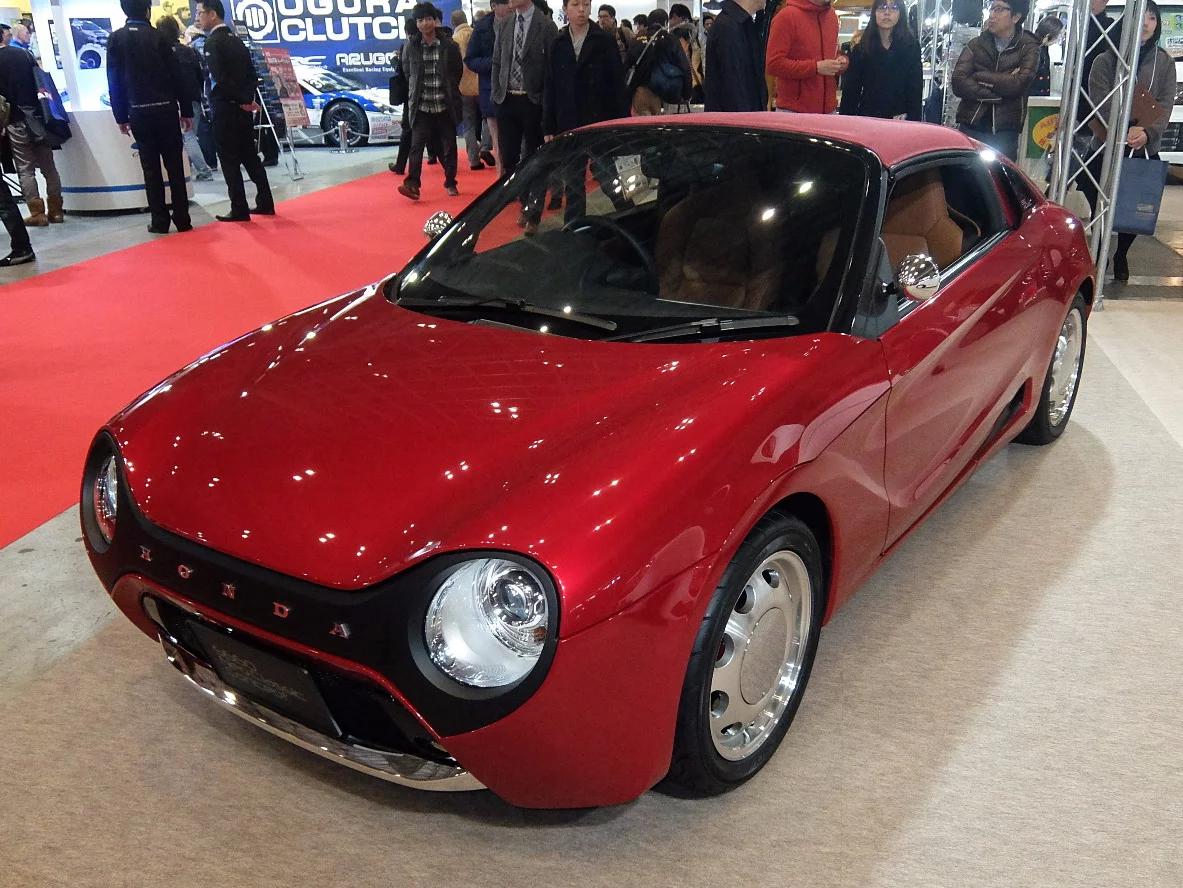 According to its creator, Masashi Yamada, the Neo Classic gets all its parts from existing Honda cars, such as lights and front fascia, with only the doors are retained from the original shape of the S660