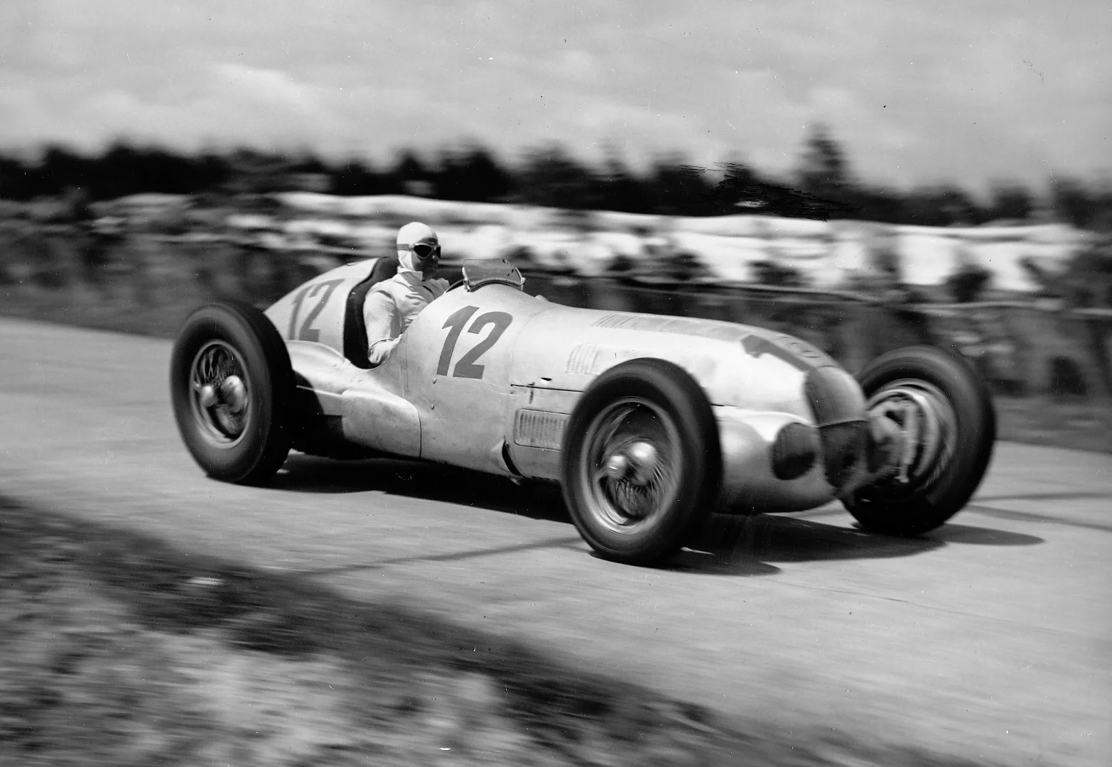 The long nose of the W125 is at odds with the long tail of the Auto Union Type C