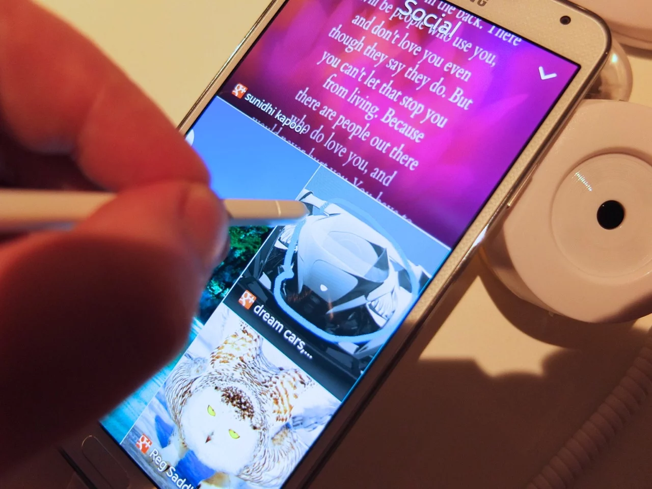 A circle gesture can be used to cut content to the device's scrapbook (Photo: Gizmag)