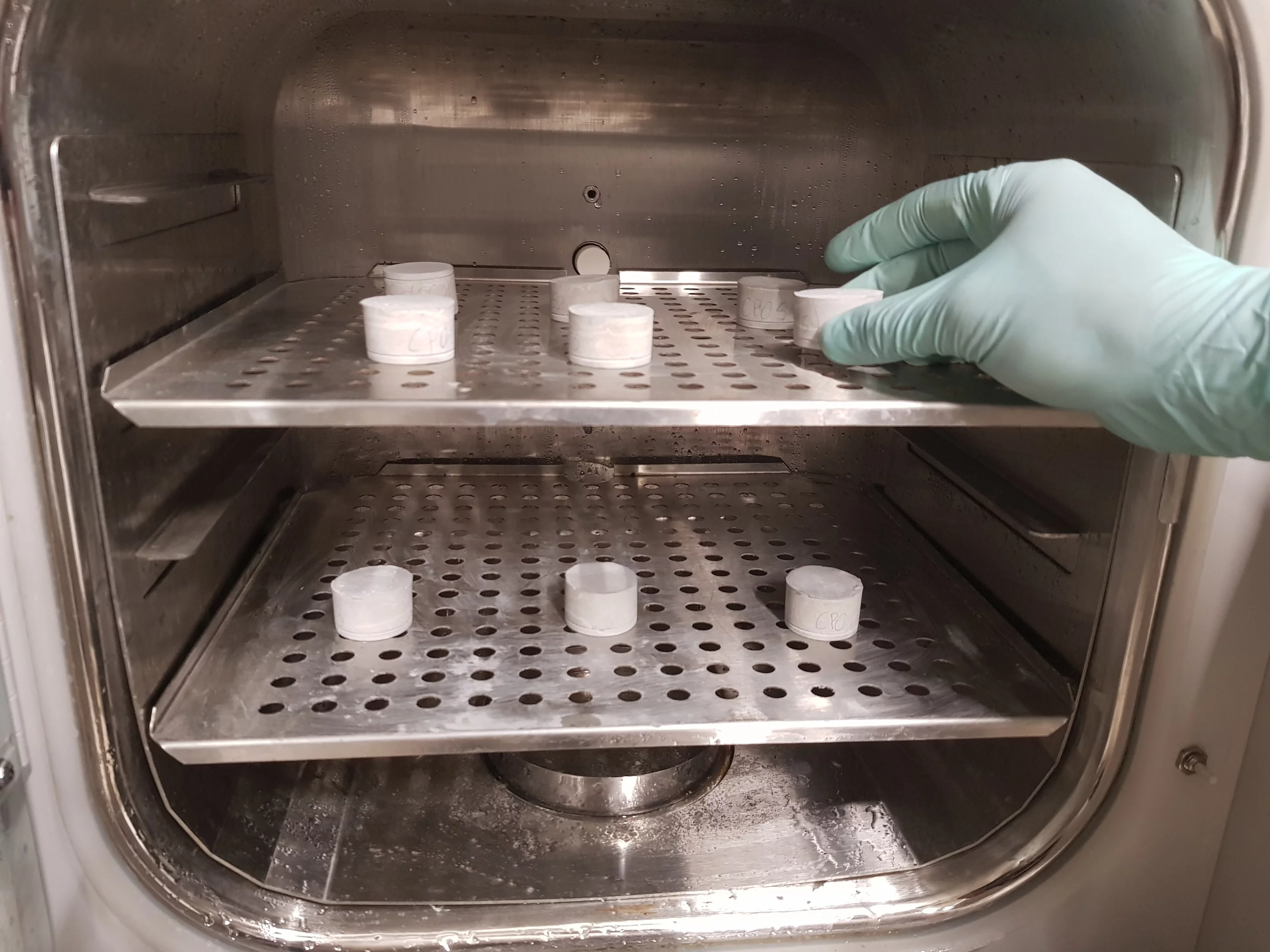 Samples of the cement paste, containing different concentrations of titanium dioxide and different water-to-cement ratios, were placed into a chamber where they were exposed to higher CO2 concentrations