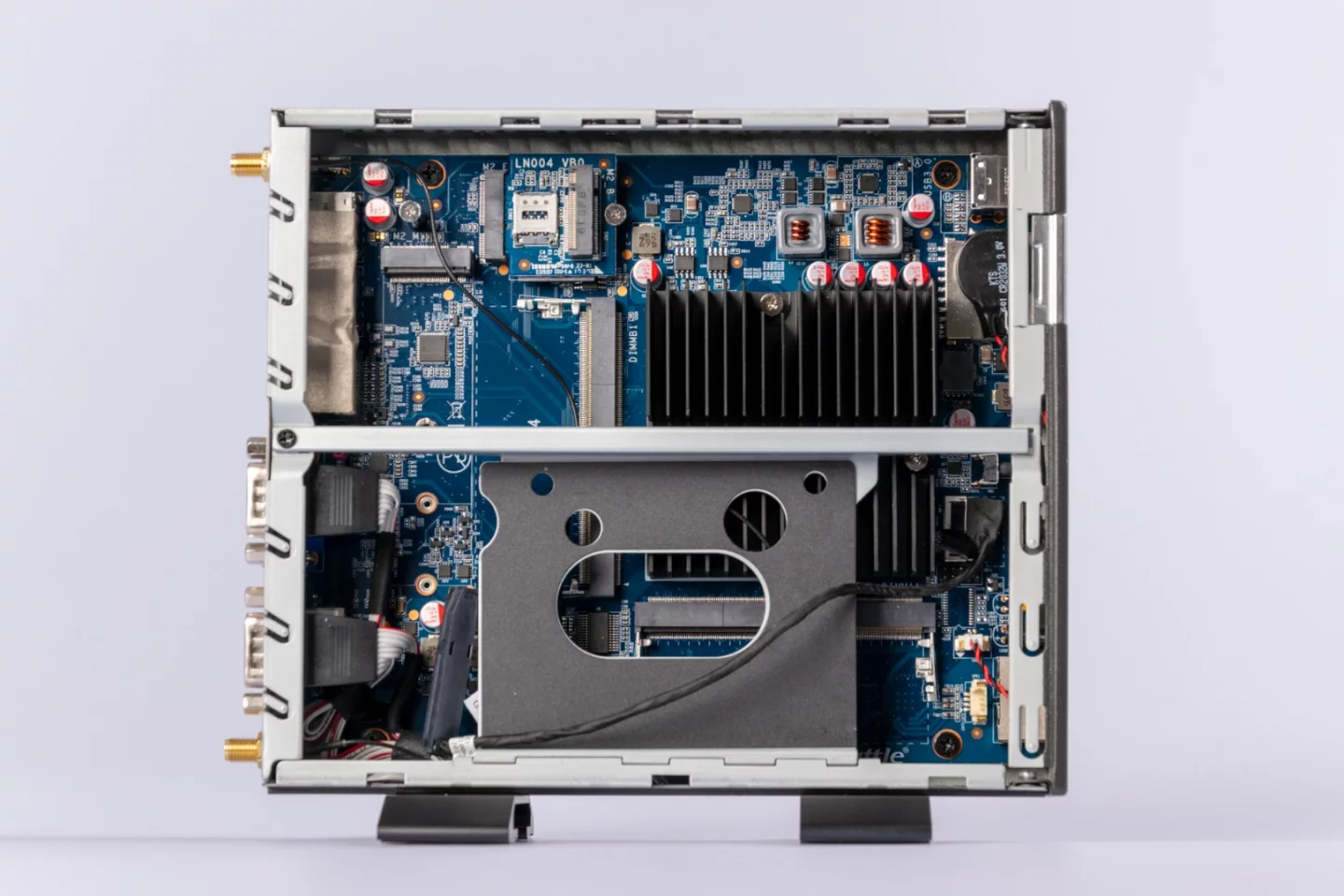 The DL10J comes with Gemini Lake processing power and cabled/wireless connectivity, but buyers will have to add memory and storage