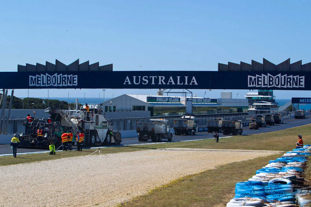 The resurfacing of the entire track involved the unusual measure of erecting an asphalt batching plant onsite