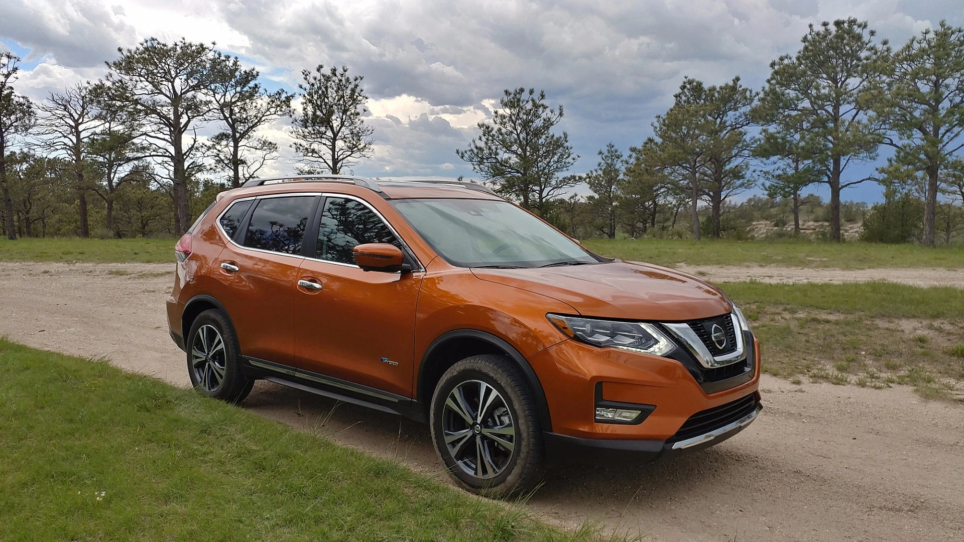 There is about a US$1,200 difference between the 2017 Nissan Rogue SL gasoline model and the 2017 Nissan Rogue Hybrid SL model