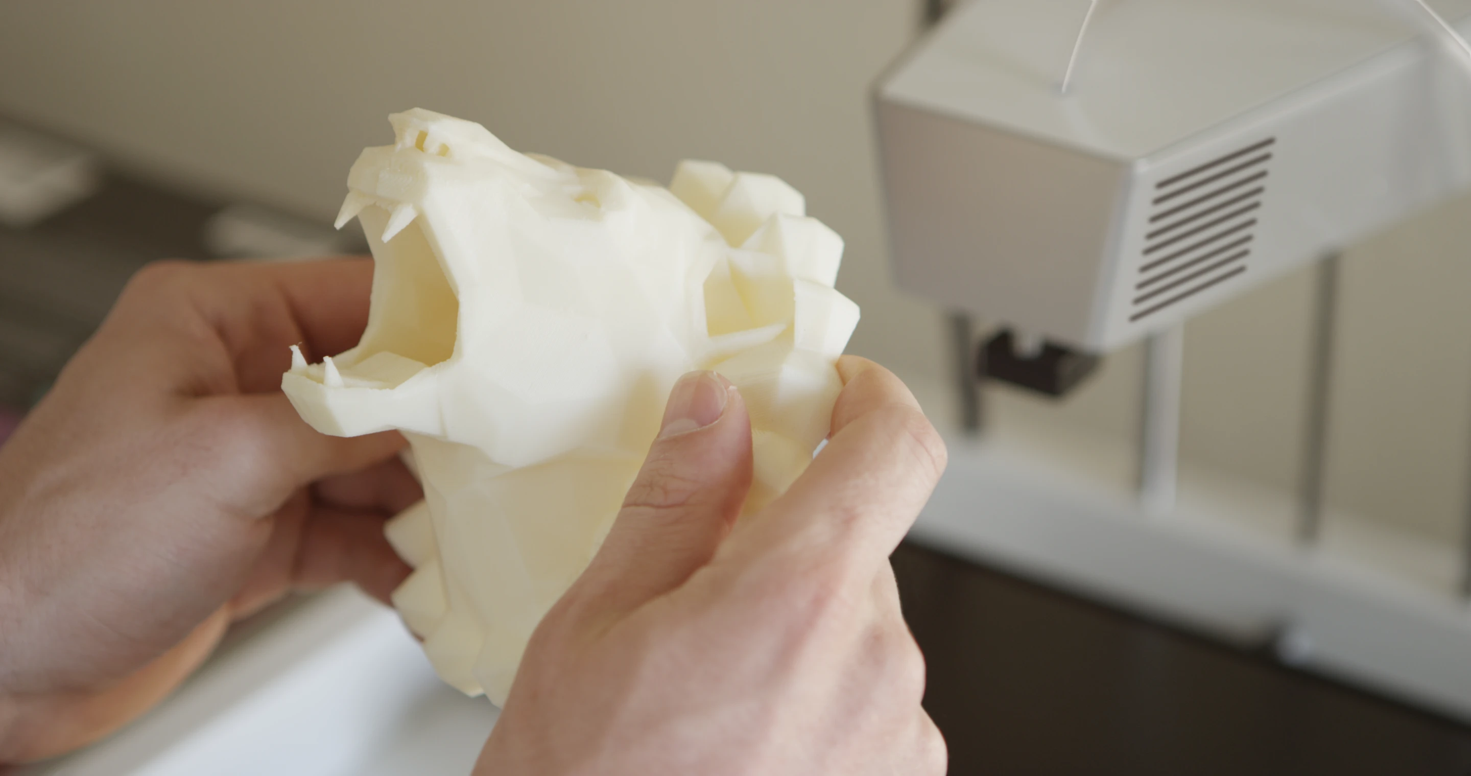 the MOD-t can print objects to a maximum of 4 x 6 x 5 in (101 x 152 x 127 mm)