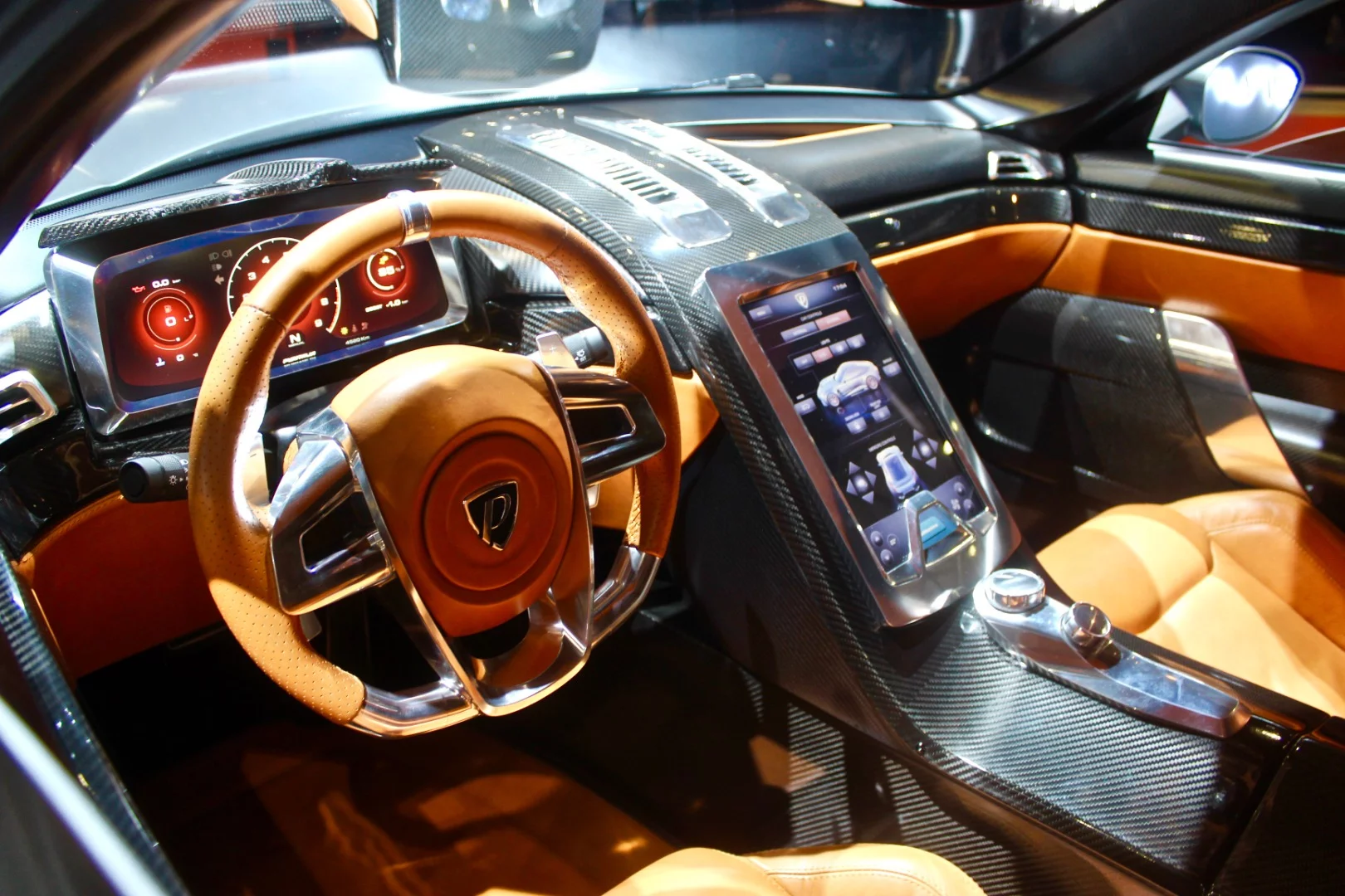 Inside, Puritalia blends modern technology with modern and classic materials