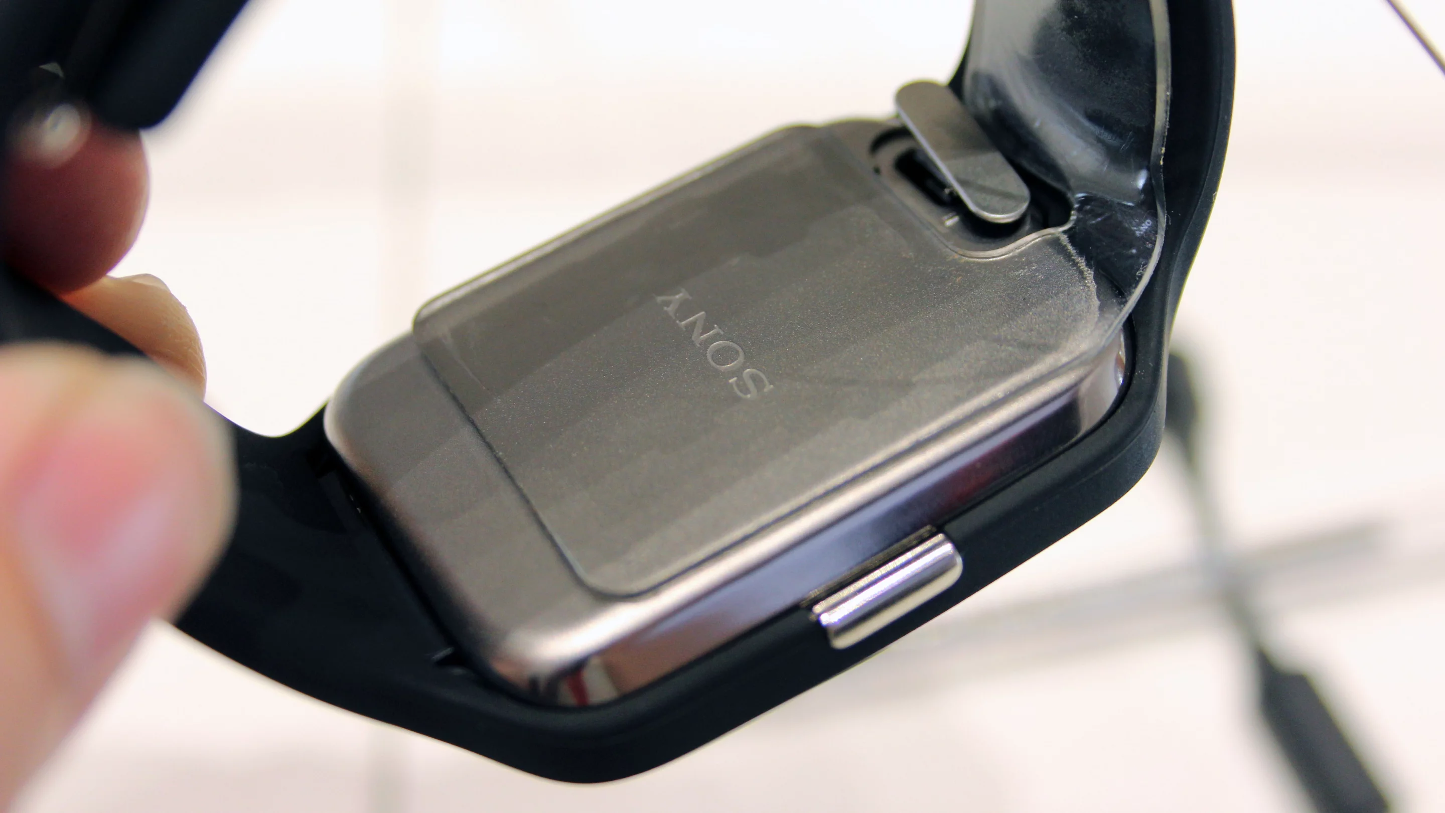 The back of the watch feels solid and premium (Photo: Chris Wood/Gizmag.com)