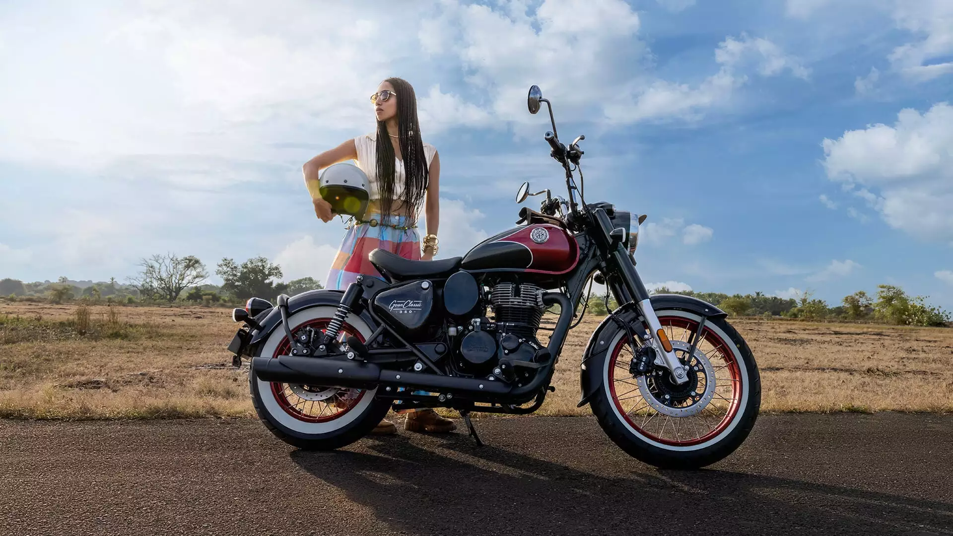 It gets cross-spoke laced wheels, which are wrapped by tubeless tires