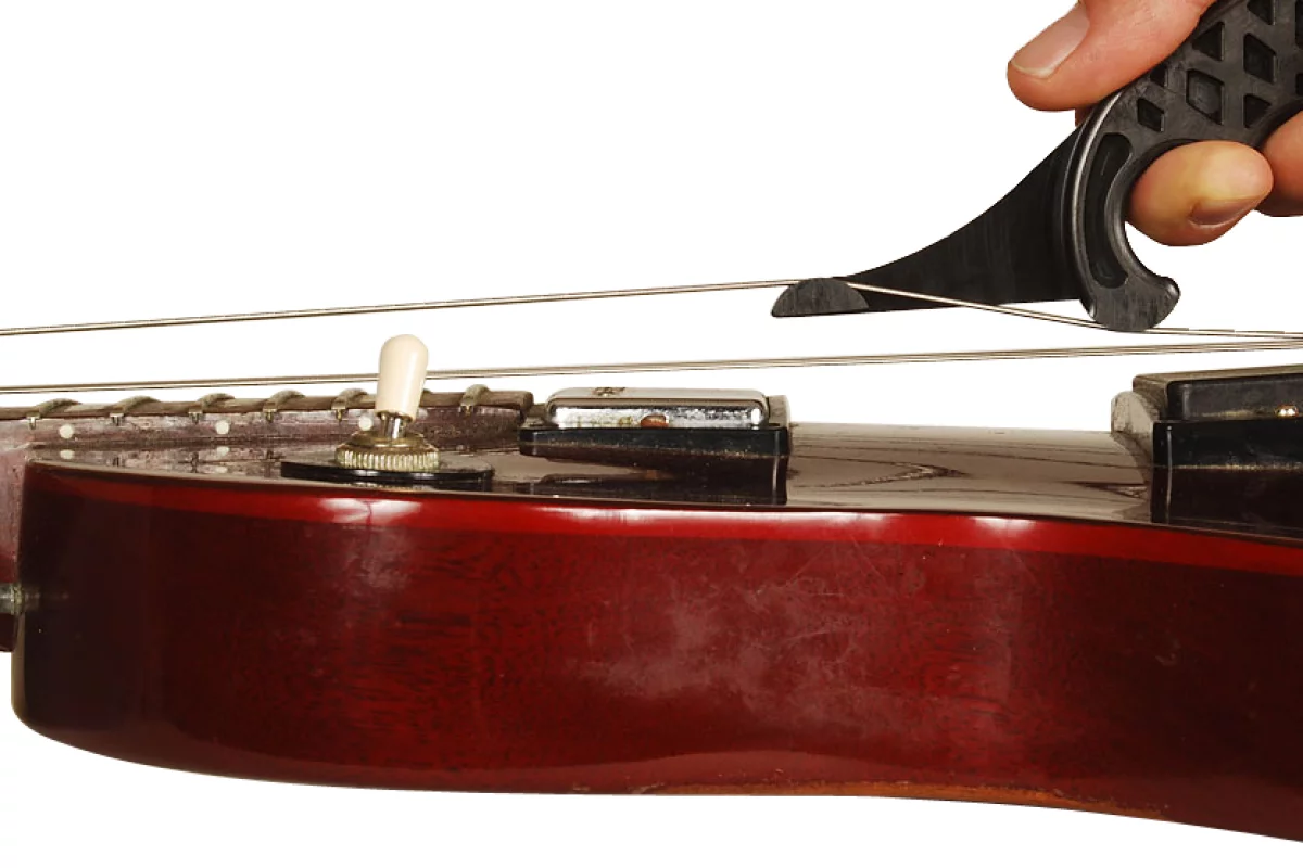 String Stretcha is a tool to consistently and evenly stretch and settle new guitar strings in a few minutes