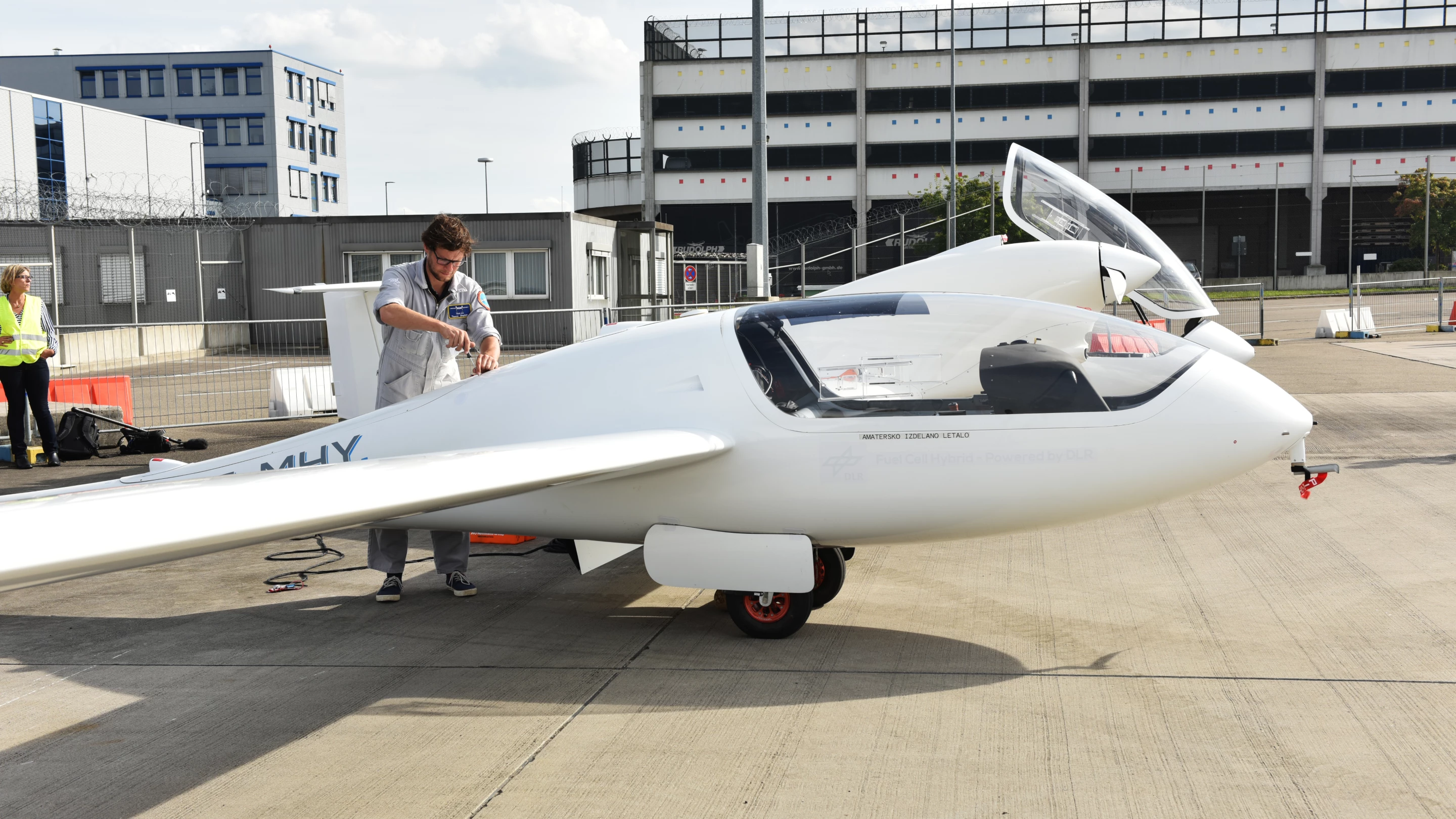 The HY4's 80 kW electric motor is said to make a maximum speed of around 200 km/h possible