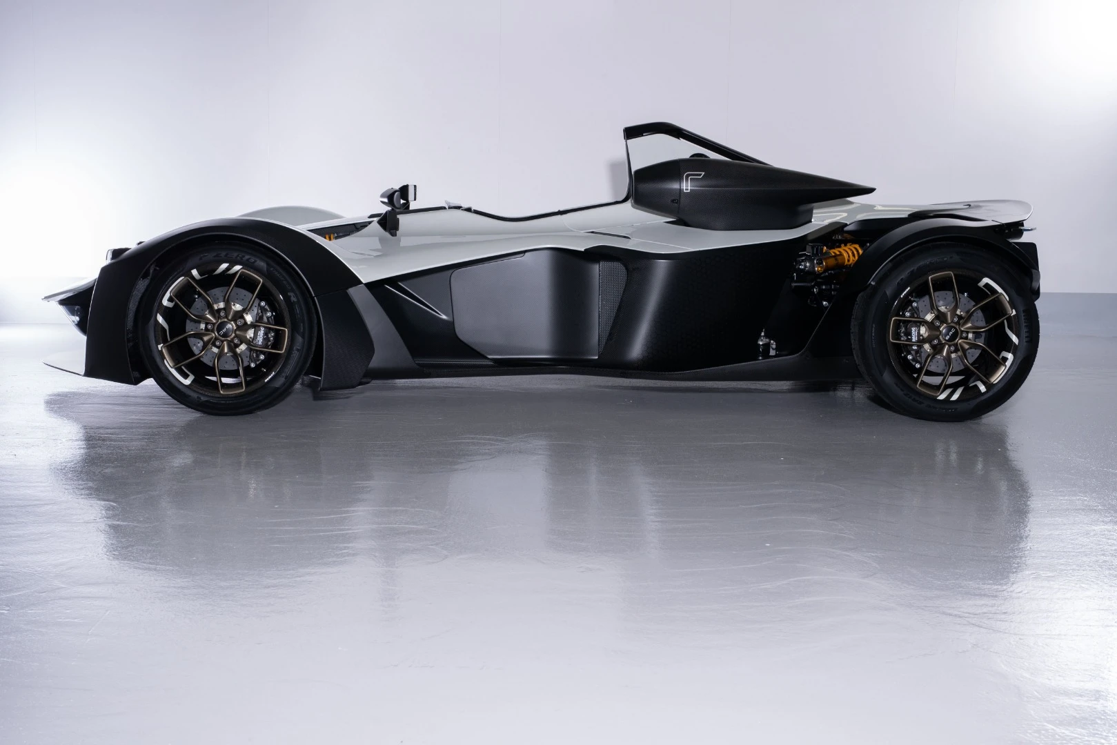 The BAC Mono R is 25 kg (55 lb) lighter than the original model, tipping the scales at 555 kg (1,224 lb)