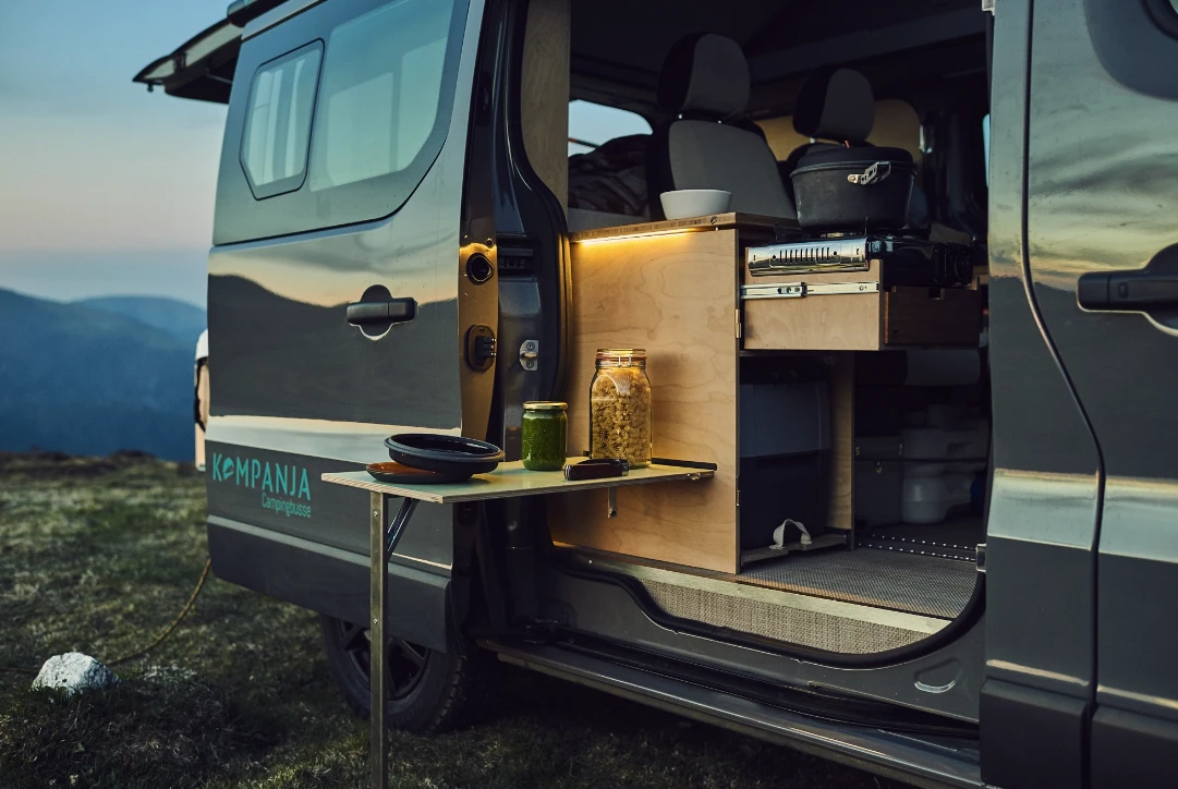 With its slide-out stove and fridge and outdoor worktop, the Kompanja kitchen is ready for indoor and outdoor use