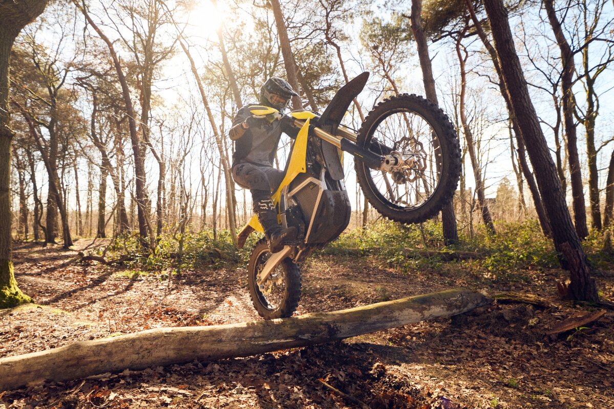 Radian EXR comes for the Stark Varg ... with 30-sec tool-free battery swaps