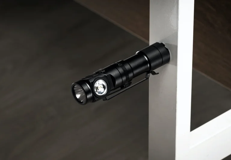 Flashlight Features L1 flashlight features separate spot and flood beams on a rotating head