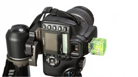 Camera cube level provides three-axis bubble levels